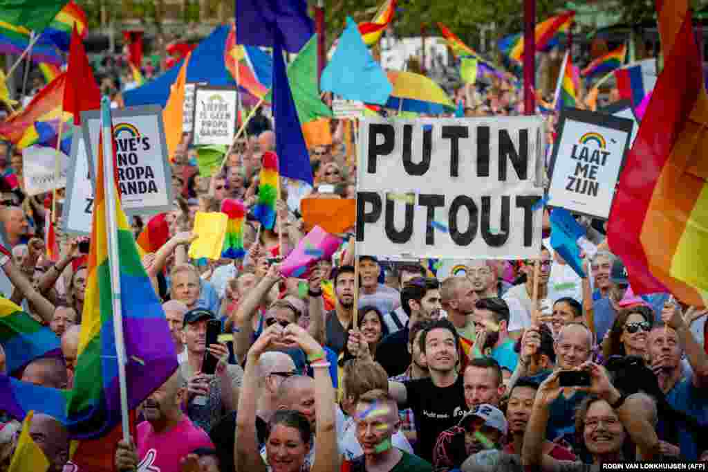 Протест проти російських законів щодо «пропаганди гомосексуалізму» в Нідерландах. Міжнародне обурення ставленням до сексуальних меншин у Росії не дало особливих наслідків. У Росії поширена думка, що західні цінності становлять загрозу російській культурі.