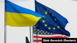 Прапори України, Європейського союзу та США у центрі Києва
