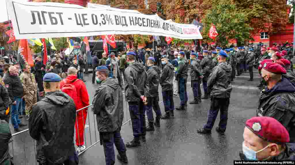 Одночасно з «Маршем рівності» в центрі Києва проходила альтернативна акція. Як повідомив кореспондент Радіо Свобода, на неї зібралися близько 200 осіб, прихильників «традиційних цінностей», серед них – представники правих, праворадикальних організацій, релігійних організацій. Акції були розділені і відбувалися за посиленої охорони