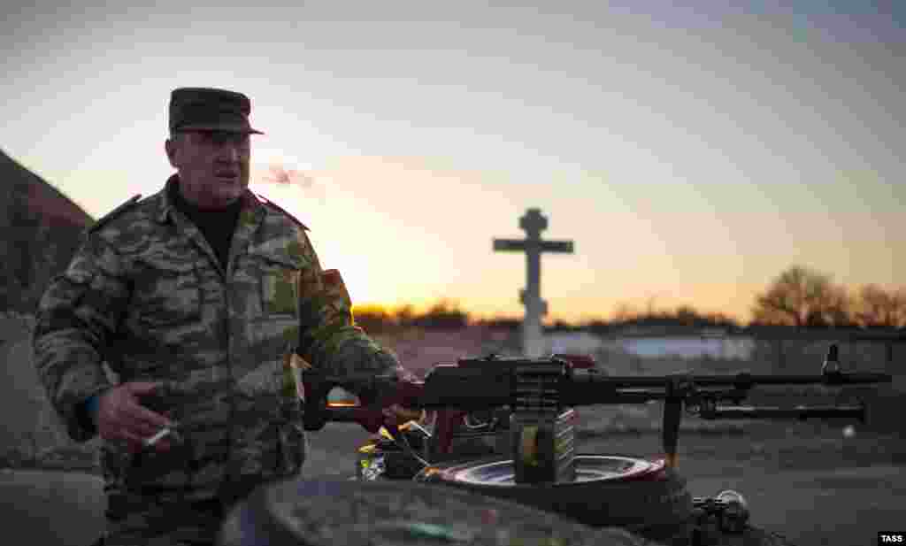 Боец пророссийских сепаратистов на блокпосту при въезде в поселок Кировск Луганской области. 31 октября 2014 года.