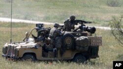 Наразі чисельність армії Британії становить близько 73 тисяч людей порівняно зі 100 тисячами в 2010 році. На фото: британські військові на навчаннях НАТО в Чорногорії, 2022 рік