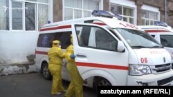 Բուժաշխատողներ և շտապ բուժօգնության ավտոմեքենաներ Երևանի «Սուրբ Գրիգոր Լուսավորիչ» բժշկական կենտրոնի մոտ, արխիվ