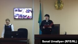 Судья Есильского районного суда по гражданским делам Бахыт Батталова (справа) оглашает решение по иску наблюдателей к министерству юстиции из-за отказа в регистрации общественного объединения. Нур-Султан, 18 октября 2019 года.