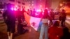 Protestatarii cu un steag mexican se confruntă cu forțele de ordine pe străzile din jurul clădirilor federale din Los Angeles, California. 8 iunie 2025