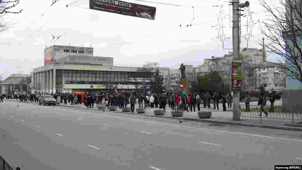 У тому, що це не натовп, а добре організована і проплачена масовка, впевнені всі, хто з цим «колективом» мав справу. Рідкісна згуртованість, рішучість миттєво кинутися в бійку, тверде знання і виконання кожним своєї ролі – «робочого», «домогосподарки», «ветерана» – з регулярним повторенням карбовано сформульованих постулатів, придатних для будь-якої дискусії, виділяють цих професійних провокаторів. 