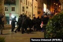 Поліція наступає на протестувальників. 29 листопада 2024 року