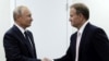 Президент Росії Володимир Путін (ліворуч) і проросійський політик Віктор Медведчук (праворуч)