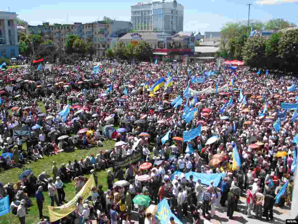 Рік 2009-й, Сімферополь, площа Леніна. Трагедія кримських татар має підтримку в лавах українських націоналістів – червоно-чорний прапор на задньому тлі тому підтвердження. На жаль, розуміння важливості кримсько-українських відносин прийшло надто пізно.