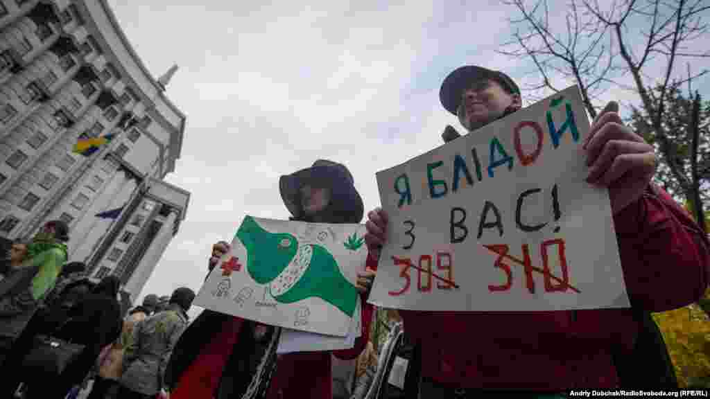 Сергей (справа). По специальности биолог. Пришел поддержать легализацию медицинского каннабиса, так как считает, что статьи Уголовного кодекса 309 и 310 должны быть «облегченные»