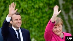 Президент Франції Емманюель Макрон і канцлер Німеччини Анґела Меркель