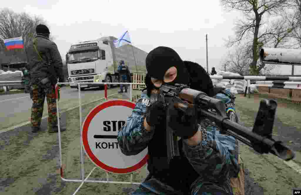 Між материковою Україною і півостровом були виставлені блокпости. Колишній співробітник «Беркуту», озброєний автоматом Калашникова, стоїть неподалік від міста Армянск. 28 лютого 2014 року