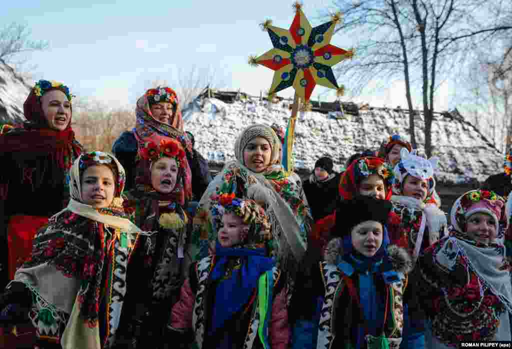 Колядники у національному музеї «Пирогово», Київ, 7 січня 2014 року
