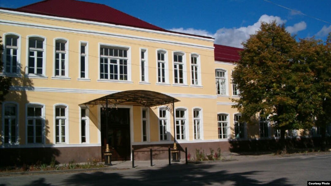В Южной Осетии говорят, что руководство госуниверситета в последнее время многое делает для того, чтобы оставить у себя абитуриентов, – приглашает специалистов из России, открывает новые факультеты