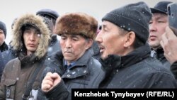 Белсенді Мұратбек Есенғазы (оң жақта) Арон Атабекті жерлеу рәсімінде сөйлеп тұр. 23 қараша 2021 жыл.