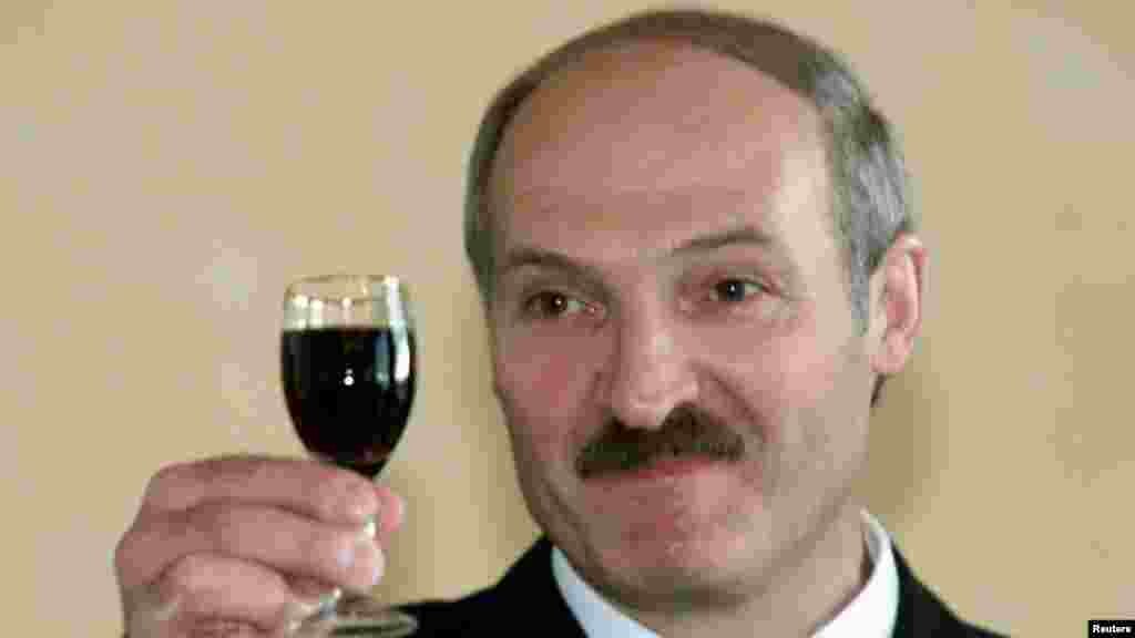 2001 год. Лукашэнка перамагае на прэзыдэнцкіх выбарах. Апазыцыянэры Зянон Пазьняк і Міхаіл Чыгір ня трапілі ў бюлетэні, апанэнты Юры Захаранка і Віктар Ганчар «зьніклі» (меркавана, былі забітыя) яшчэ два гады таму, адзіным кандыдатам ад апазыцыі стаў Уладзімер Ганчарык
