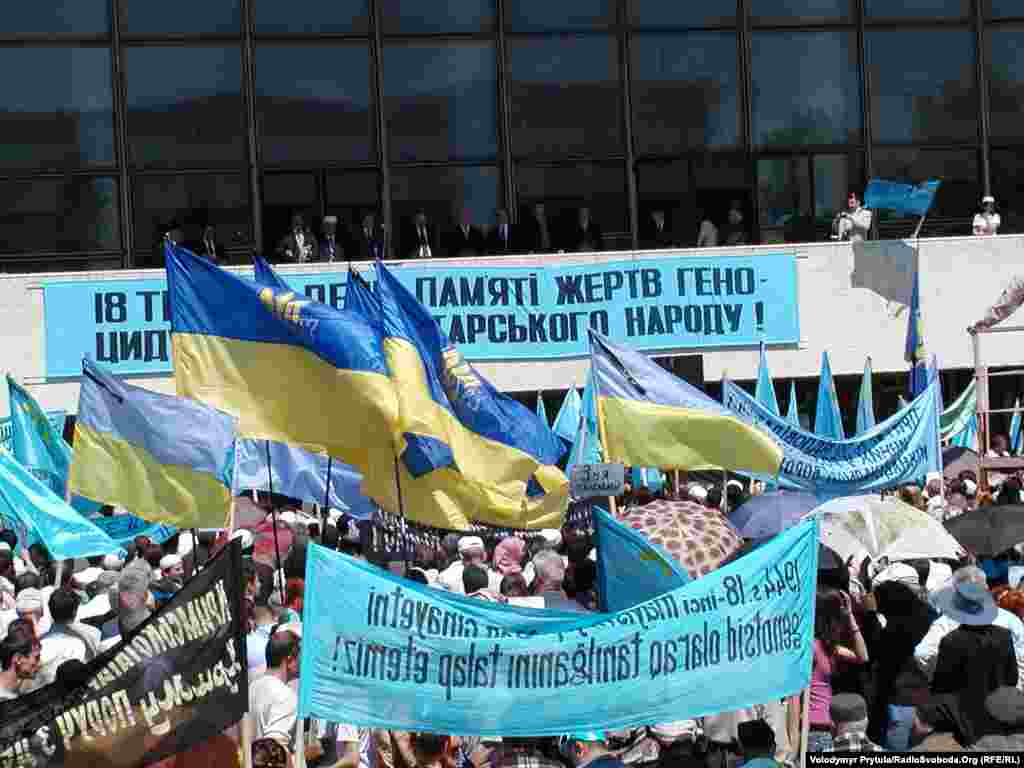 Рік 2008-й, Сімферополь, площа Леніна. Балкон Українського драматичного театру – ідеальний майданчик для звернення до народу. На трибуні – духовні і світські лідери кримських татар і керівництво АРК.