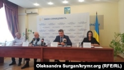 Ігор Поночовний (по центру праворуч), брифінг на тему незаконного переміщення кримських ув'язнених на територію Росії, 18 серпня 2021 року