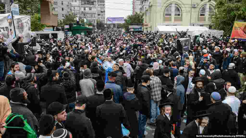 В Умані 13-14 вересня паломники-хасиди гучно відзначили Рош-га-Шан – 5776 Новий Рік. Кожного року тисячі іудеїв з усього світу з’їжджаються на Черкащину, щоб зустріти свято біля своєї головної святині – могилі цадика Нахмана, засновника брацлавського хасидизму. Цього року Україну відвідало близько 30 тисяч хасидів. Умань, 14 вересня 2015 року Дивитись ФОТОГАЛЕРЕЮ 