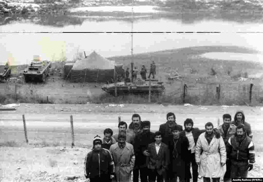 Aksiyaya qatılanlar yasaq sərhəd zolağında xatirə fotosu çəkdirirlər. Zolağın o tayında – Araz çayı sahilində sərhədçilərə kömək üçün göndərilən sovet əsgərləri çadır qurub keşik çəkirlər.