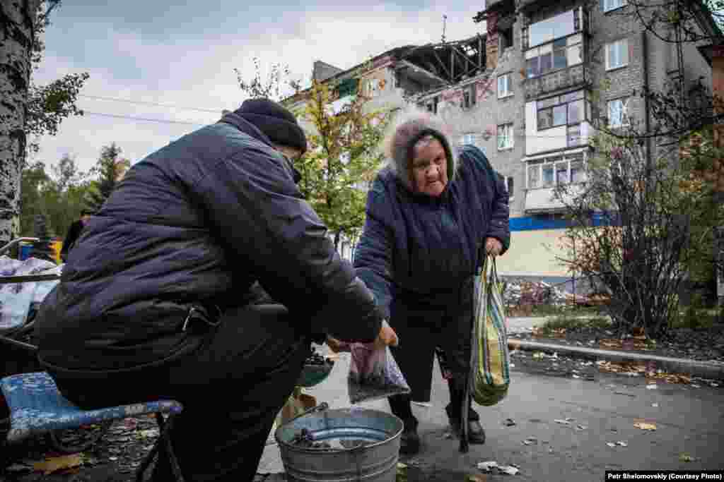 Житель Горлівки &ndash;&nbsp;Микола &ndash; продає виноград, який він вирощує у своєму саду. Населення повертається в свої будинки, але знайти роботу дуже складно, Горлівка, Донецька область, жовтень 2014 року 