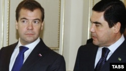 Russiýa Federasiýasynyň prezidenti Dmitriý Medwedew we Türkmenistanyň prezidenti Gurbanguly Berdimuhamedow Türkmenbaşy şäherinde, 22-nji oktýabr 2010-njy ýyl.