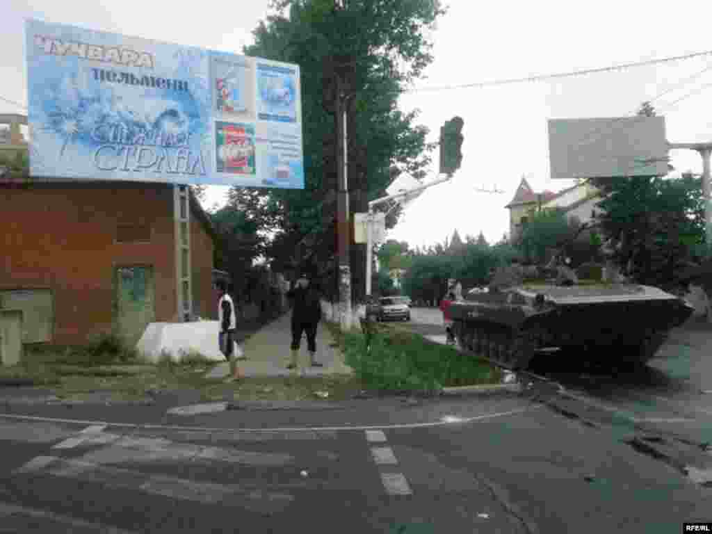 Ош шаарындагы көчөлөрдүн бири. 11-июнь, 2010-жыл. Бул күнү Ош шаарына, Өзгөн, Кара-Суу жана Араван райондорунда өзгөчө абал жарыяланып, түнкү саат экиден тартып коменданттык саат киргизилген. 