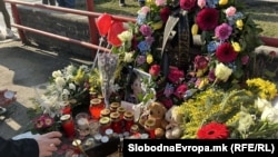 Граѓаните палат свеќи и и оддаваат почит на Фросина Кулакова која беше прегазена на булеварот „Партизански одреди“, Скопје, 31 јануари 2025 