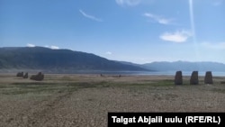 Суу алдынан чыгып калган мал сарайдын жерпайлары