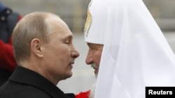 Президент Росії Володимир Путін (ліворуч) і патріарх РПЦ Кирило