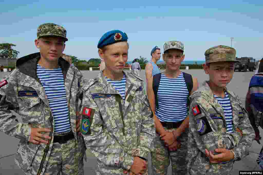 Юні учасники російського спецназівського загону «Каскад» на святкуванні Дня ВДВ у Севастополі
