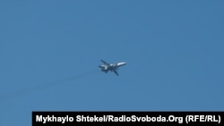 Російський бомбардувальник Су-24 у небі над Чорним морем під час навчань Sea Breeze 2021 року, ілюстративне фото