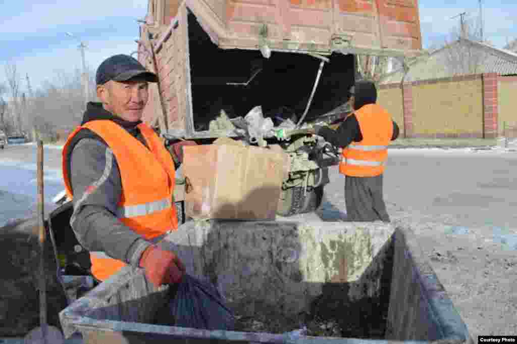 44 жаштагы Нурлан Бердикожоев Нарын шаардык "Таза Нарын" ишканасында таштанды чыгаруучу болуп беш жылдан бери эмгектенет. "Күнүгө кесиптешим менен бирге шаардын аймагынан беш машина таштанды чыгарабыз. Ишибиз чынында абдан оор. Жайкысын күндүн ысыгынан улам сасык жыттар каптап турса, кыштагы сууктун күчү 35-40 градуска жеткен күндөрүндө тоңгон таштанды челектерди тазалоо оңой эмес. Бирок кандай болгон күндө да беш баламды адал акча таап бакканыма, шаарыбыздын таза болушу үчүн салым кошуп жатканыма сыймыктанам. Менин кыялым - коомубуз ар тараптан таза болуп, өлкөбүз өнүгүү жолуна түшсө деп тилейм" дейт Нурлан Бердикожоев. Автору Таштанбекова Каныкей Таштанбековна