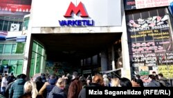 Натовп біля станції метро «Варкетілі» у Тбілісі, Грузія, 30 січня 2018 року