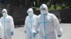 Врачи инфекционной клиники «Норк» во дворе больницы