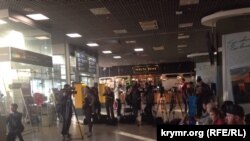 Журналісти очікують на в'язнів в аеропорту «Жуляни» в Києві, 30 серпня 2019 року