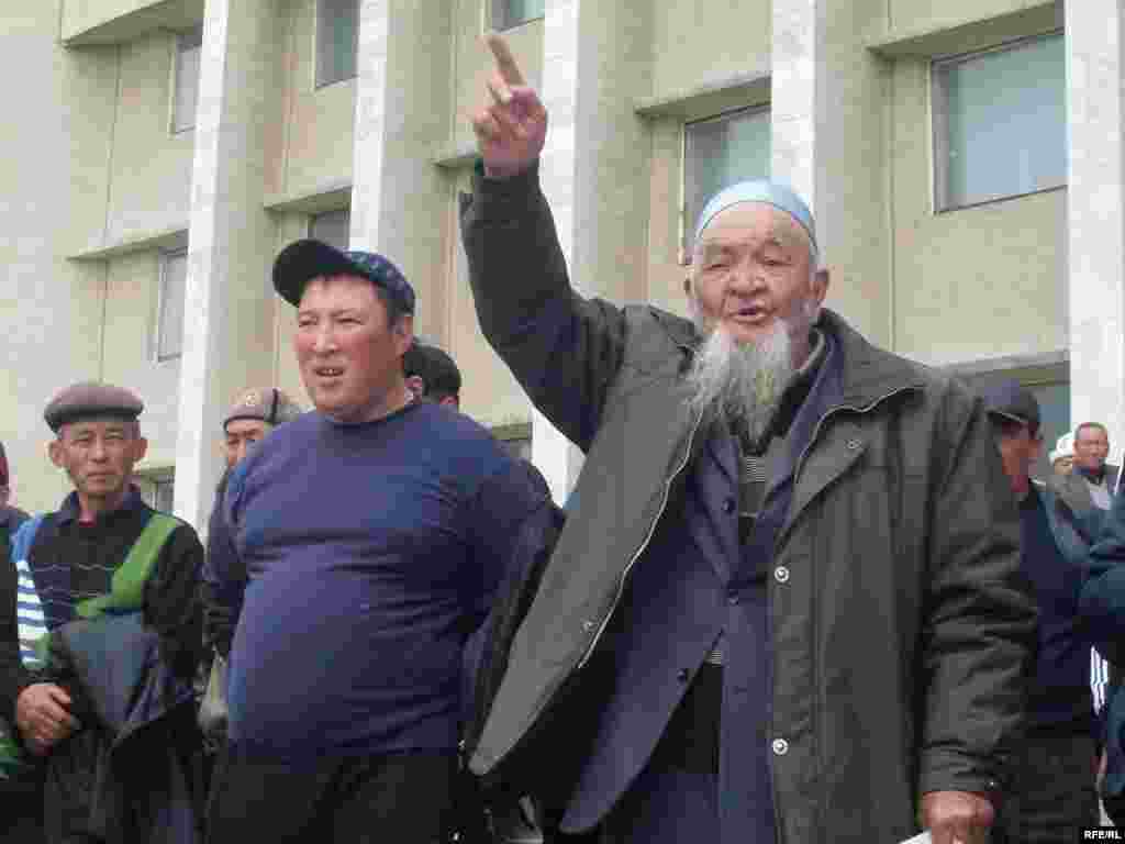 Таласта нааразылык акциясына чыккандар. 6-апрель, 2010-жыл. Ал күнү Таластагы митингди кууп таркатууга көп сандагы милиция, ал тургай Бишкектен атайын бөлүктөрдүн аскерлери тартылып, кагылыштын жыйынтыгында облустук администрация митингчилердин колуна өткөн. 