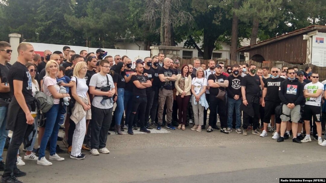 Okupljeni desničari ispred ulaza u Centar za migrante u Obrenovcu