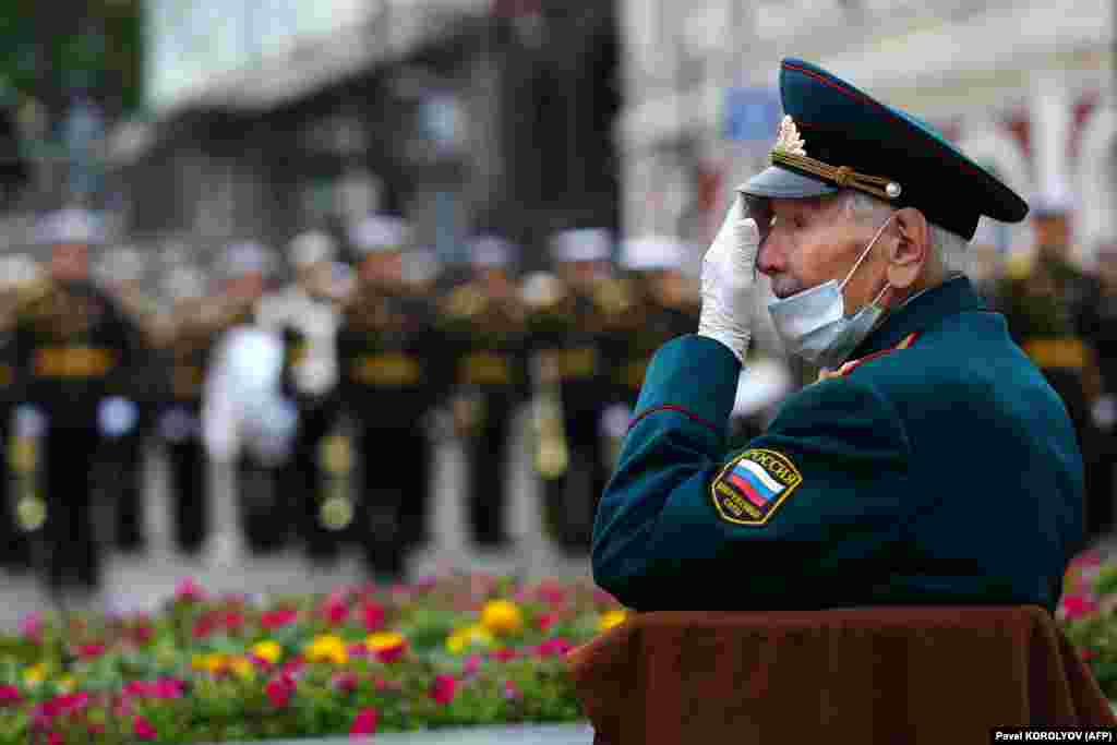 Ветеран ожидает начала парада в Москве. По данным Университета Джонса Хопкинса, в России к настоящему моменту более 606 тысяч инфицированных и более 8,5 тысячи смертей от коронавируса. По числу заболевших страна занимает третье место в мире после США и Бразилии. 
