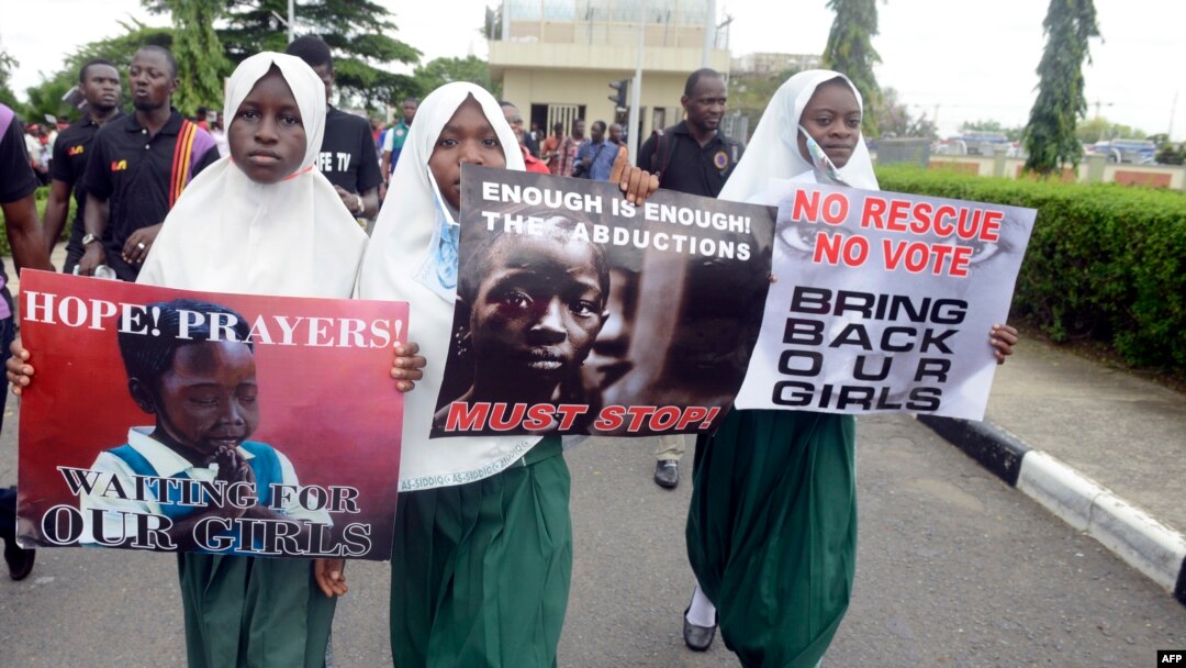 Studenti pozivaju na puštanje nestalih učenika Chiboka, Lagos, Nigerija, 5. maja 2014.