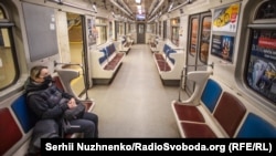 Вагон метро на станції «Академмістечко» в ранковий час, Київ, 5 квітня 2020 року