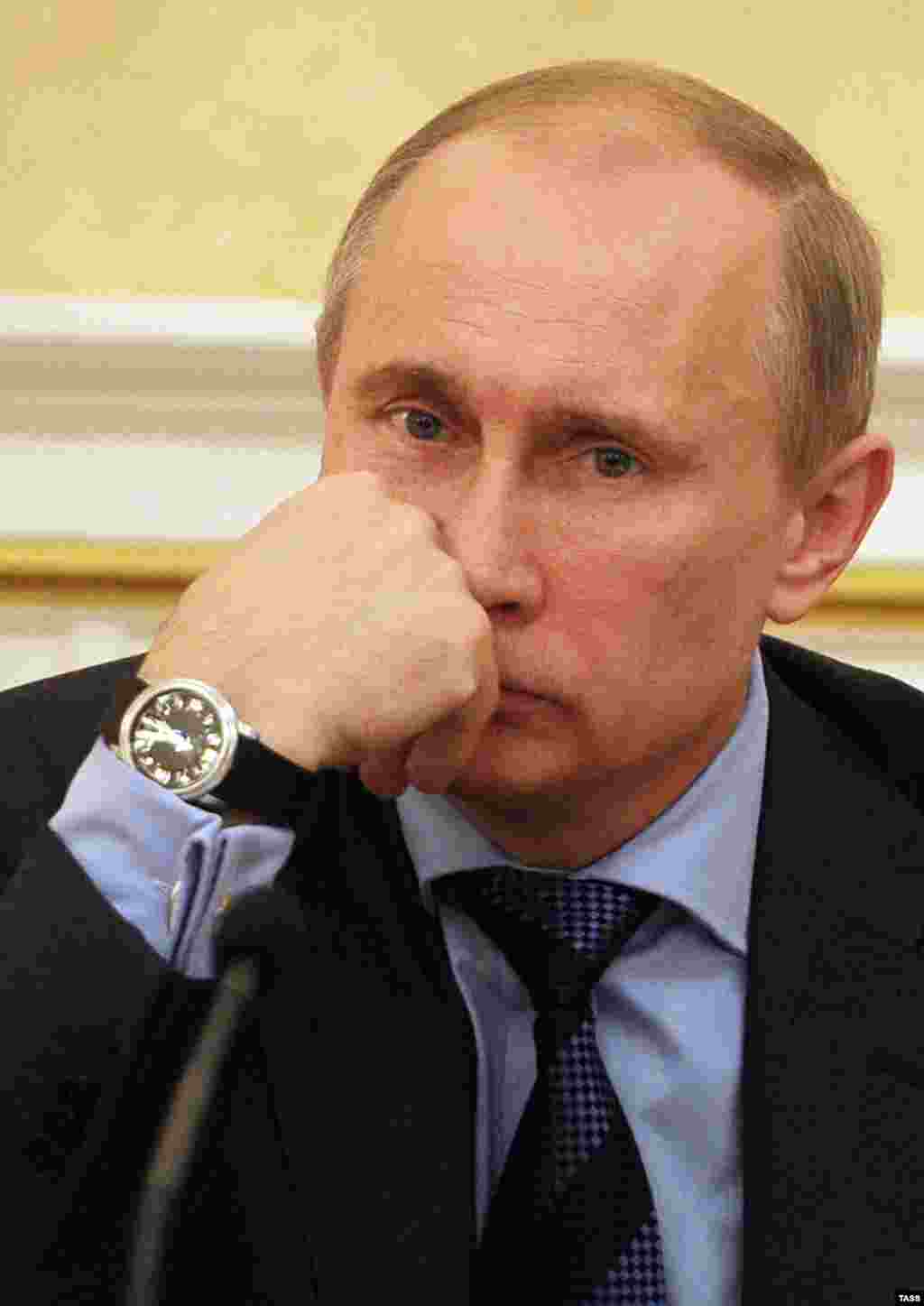 Hesabata görə Putinin ümumi dəyəri azı 700 000 dollar olan saatlar kolleksiyası da var. Onların arasında İsveçrə markası Blancpain üstünlük təşkil edir.