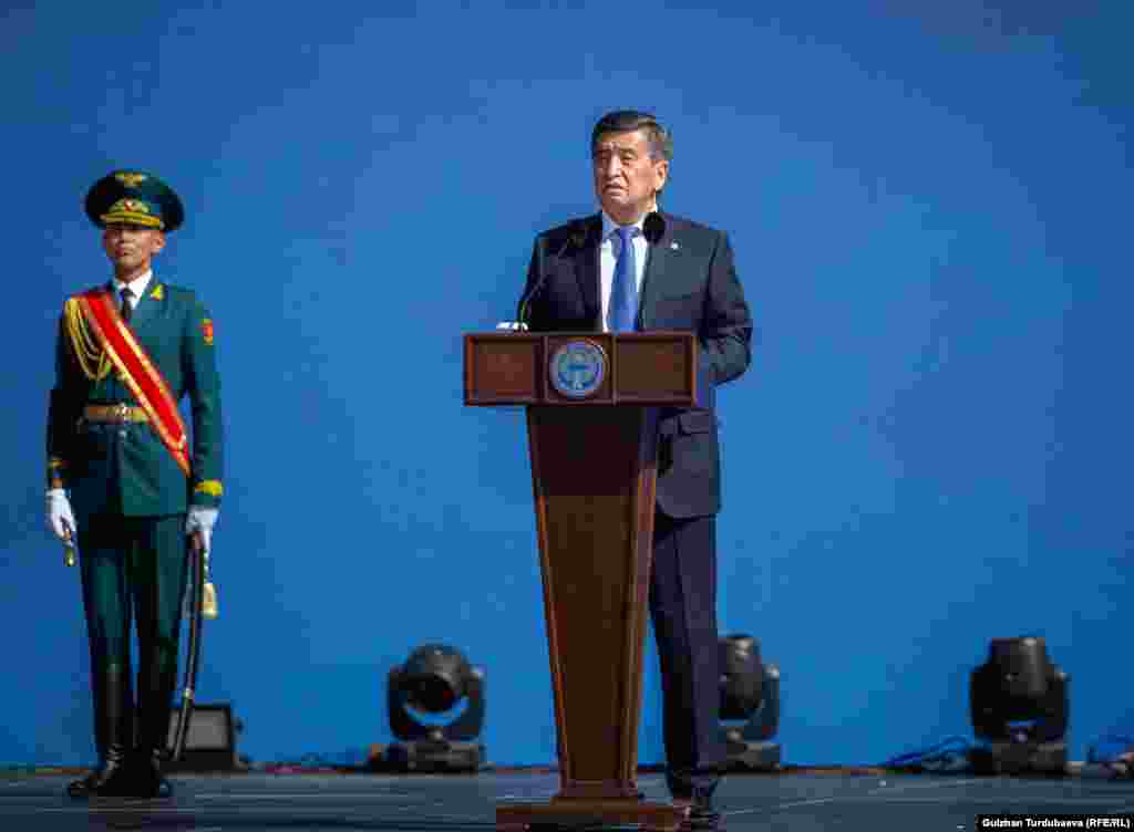 Сооронбай Жээнбеков борбордук Ала-Тоо аянтында эгемендиктин 28 жылдыгына карата уюштурулган иш-чарада сүйлөп жатып, бийлик саясат менен алектенүүнү азайтып, экономикага көңүл бура турганын билдирди.