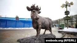 «Помнік карове» каля Камароўскага рынку ў Менску, ілюстрацыйнае фота