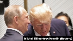 Президент США Дональд Трамп розмовляє з президентом Росії Володимиром Путіним перед початком сесії на саміті лідерів країн Асоціації держав Південно-Східної Азії (АСЕАН). 11 листопада, 2017 рік