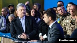 Тодішні кандидати на посаду президента України Петро Порошенко і Володимир Зеленський (праворуч) під час дебатів на стадіоні «Олімпійський». Київ, 19 квітня 2019 року