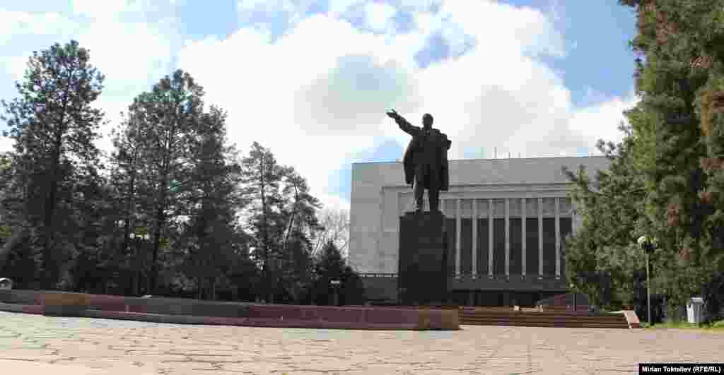 2003-жылы Бишкектеги Лениндин эстелиги борбордук аянттан эски аянтка которулган. 
