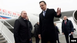 Орус президенти Владимир Путинди венгр тышкы иштер министри Петер Сийярто тосуп алды, 2-февраль 2017-жыл.