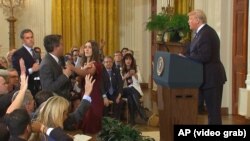 Кадр із прес-конференції Дональда Трампа: Джим Акоста не віддає мікрофон практикантці, 7 листопада 2018 року