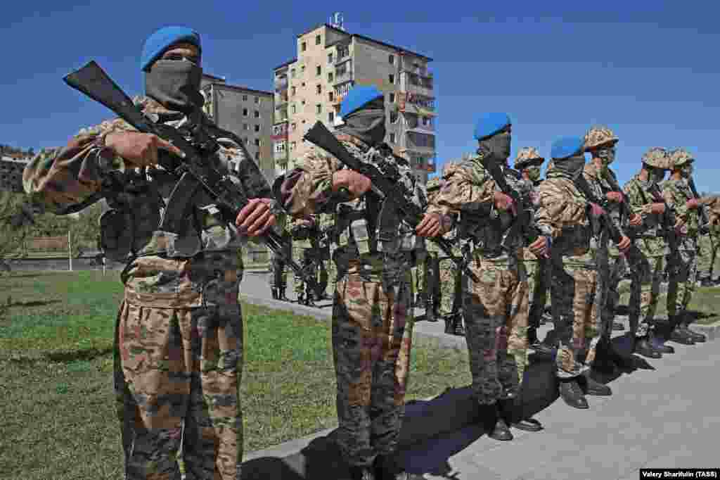 Азербайджанські військовослужбовці під час параду в місті Шуша/Шуші 27 вересня. У своїй промові авторитарний президент Азербайджану назвав бої 2020 року, в яких великі ділянки азербайджанської землі були відбиті в етнічних вірменських бійців, як «священну війну» і заявив: «Відтепер ми будемо жити як країна-переможець, люди-переможці, і ми розбудуємо, відновимо визволені землі» 