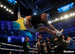 Український боксер Олександр Усик святкує перемогу над британським чемпіоном світу Ентоні Джошуа, танцюючи гопак. Лондон, 25 вересня 2021 року